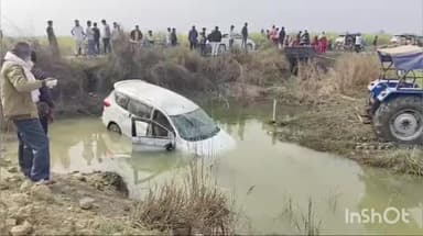 इकौना: बरगदही मोड़ के पास ई-रिक्शा में टक्कर मारते हुए अनियंत्रित होकर पानी में गिरी कार, लोगों ने सभी को सुरक्षित निकाला बाहर