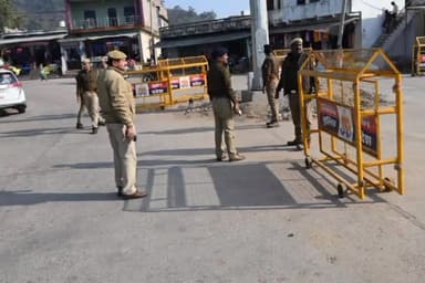 कर्वी: एसपी ने महाकुंभ को लेकर अंतर्राज्यीय बैरियर देवांगना और अन्तर्जनपदीय बैरियर भरतकूप में संदिग्ध वाहनों की की चेकिंग