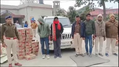 हथुआ: हथुआ अनुमंडल में अरना बाजार के पास चोरी की स्कार्पियो और बाइक से 3600 बोतल शराब के साथ तीन गिरफ्तार