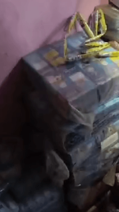 मेरठ: मेरठ के ढोलकी मोहल्ले में पुलिस की छापेमारी, नकली चायपत्ती सहित कई फूड प्रोडक्ट में मिली मिलावट