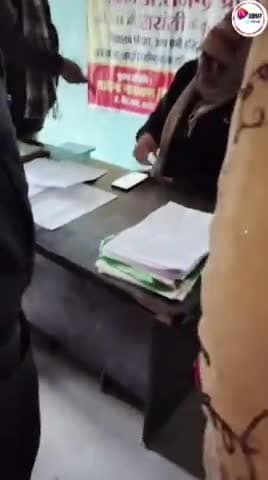 गोपालगंज जिले के थावे प्रखंड की राजकीय मध्य विद्यालय रामचंद्रपुर में शिक्षकों से पांच पांच सौ रुपए प्रधानाध्यापक द्वारा