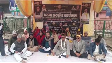 गोपालगंज: शहर के आंबेडकर चौक पर जन सुराज पार्टी के कार्यकर्ताओं ने बिहार सरकार के खिलाफ धरना दिया, जमकर नारेबाजी की