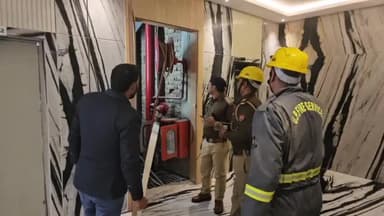 इटावा: जिला अग्निशमन विभाग ने शहर के एक होटल पर आग बुझाने के लिए किया कड़ा अभ्यास, होटल कर्मियों और लोगों को किया जागरूक