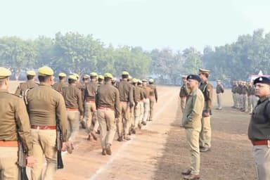 कर्वी: एसपी ने पुलिस लाइन में परेड की सलामी लेकर परेड का किया निरीक्षण
