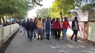 पीपलदा: इटावा में भाजपा नेता पप्पू धाकड़ पर जानलेवा हमले की CID से जांच करवाने को लेकर प्रदर्शन किया गया, ज्ञापन दिया गया