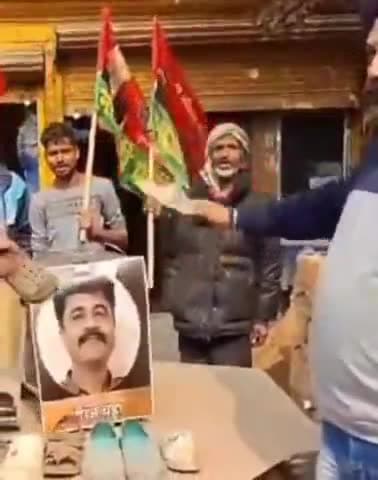 कानपुर: संगीत चौराहे पर समाजवादी अल्पसंख्यक सभा ने सपा अध्यक्ष पर अभद्र टिप्पणी करने वाले भाजपा नेता धीरज चड्ढा को पहनाई जूते की माला