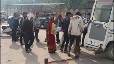 टीकमगढ़: लार गांव के समीप दो बाइकों के बीच हुई टक्कर, दो लोग हुए घायल