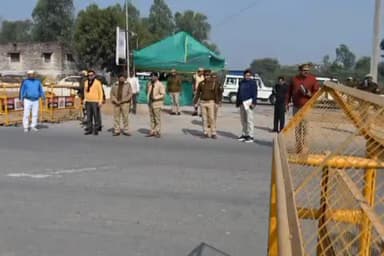 कर्वी: कमिश्नर और डीआईजी ने महाकुंभ के लिए देवांगना घाटी सहित अन्य अंतर्राज्यीय बैरियरों की की चेकिंग