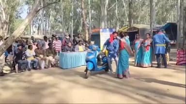 लोहरदगा: समाहरणालय के पास नुक्कड़ नाटक से सड़क सुरक्षा के प्रति जागरूकता, परिवहन पदाधिकारी मौजूद रहे