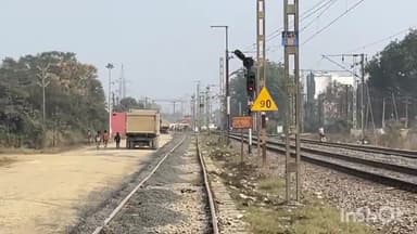 डुमरांव: डुमरांव रेलवे स्टेशन के पश्चिमी फाटक पर महजाम खराब, ट्रेनों को सिग्नल नहीं मिला, अप-डाउन लाइन पर परिचालन बाधित