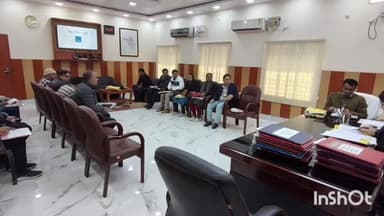 जमुई: कार्यालय कक्ष में DM ने विभिन्न पदाधिकारियों के साथ बैठक की, असैनिक निर्माण कार्य व शिक्षा विभाग की की समीक्षा