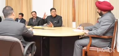 देहरादून: राज्यपाल के समक्ष राजभवन में आयुर्वेद विश्वविद्यालय के कुलपति अरुण कुमार ने शोध की प्रगति पर प्रस्तुतीकरण दिया