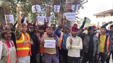 प्रतापगढ़: मांधाता नगर पंचायत में संविदा कर्मियों की अनियमित भर्ती को लेकर कर्मचारियों ने किया विरोध प्रदर्शन