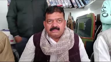 औरैया: शहर के पुराने नुमाइश मैदान के समीप पहुंचे नगर पालिका अध्यक्ष, बोले- जहां व्यापारी काबिज हैं, वे वहीं रहेंगे