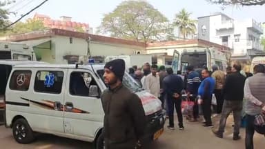 जमुई: टेंगहरा मोड़ के पास कार की टक्कर से घायल तीन बाइक सवार युवकों में से दो को किया गया पटना रेफर