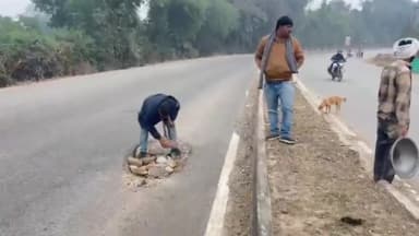 सिमरिया: पन्ना-छतरपुर NH-39 पर गहरे गड्ढों को स्थानीय लोगों ने श्रमदान कर भरा, लगातार हो रहे थे हादसे