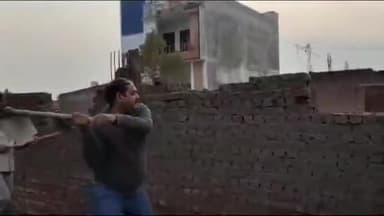 मुरादाबाद: तहसीलदार ने शत्रु संपत्ति पर हो रहे अवैध निर्माण को अपने हाथों से तोड़ा