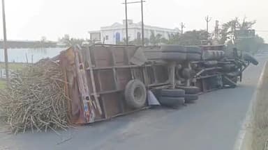 मुरादाबाद: ट्रक पलटने के कारण हुआ हादसा, पुलिस ने सड़क हादसे का संज्ञान लेते हुए मौके पर पहुंची