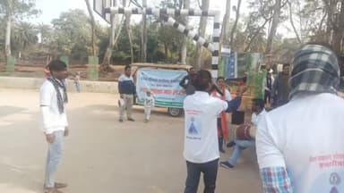 हज़ारीबाग: सरकारी बस स्टैंड और डिस्ट्रिक्ट मोड़ पर सड़क सुरक्षा जागरूकता को लेकर नुक्कड़ नाटक का किया आयोजन