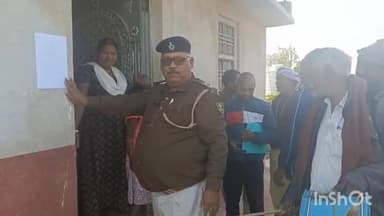 बरहट: मलयपुर थाना की पुलिस ने अलग-अलग मामलों में लंबे समय से फरार पांच आरोपियों के घर चिपकाए इश्तहार