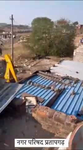 गरीबी नहीं गरीबों को हटाओ योजना 
#नगरपरिषद_प्रतापगढ़ #हेमंतमीणा