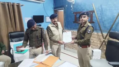 बक्सर: बक्सर में उत्कृष्ट कार्य के लिए पुलिस अधिकारियों को एसपी ने किया सम्मानित