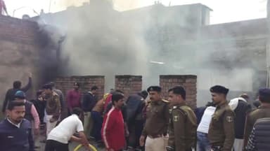 पटना ग्रामीण: मालसलामी थाना के चुटकियां बाजार में कबाड़ी दुकान में लगी आग, फायर ब्रिगेड मौके पर