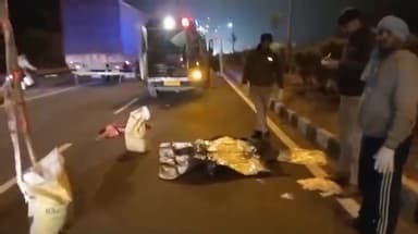 झांसी: झांसी शिवपुरी राजमार्ग पर रक्सा टोल प्लाजा से पहले सेब से भरे ट्रक ने महिला को रौंदा, महिला की मौके पर हुई मौत