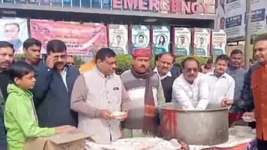 बरेली: अंतरराष्ट्रीय वैश्य सभा द्वारा गंगा चरण हॉस्पिटल के पास खिचड़ी भोज कार्यक्रम का आयोजन किया गया