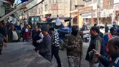 मुरादाबाद: नगर निगम की टीम ने ताड़ी खाने के पास चलाया अतिक्रमण हटाओ अभियान, सड़क पर किए गए अतिक्रमण को हटवाया