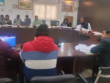 कर्वी: ADM की अध्यक्षता में कलेक्ट्रेट सभागार में सीएम डैशबोर्ड के माध्यम से राजस्व कार्यों की समीक्षा बैठक संपन्न