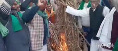 धामपुर: तहसील परिसर में भाकियू टिकैत के कार्यकर्ताओं ने गन्ने का मूल्य ₹500 प्रति कुंतल करने की मांग को लेकर गन्ने की होली जलाई