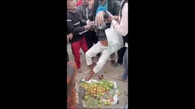 सिराथू: अतिथि गृह के सामने कार ने सब्जी विक्रेताओं को मारी टक्कर, दो लोग घायल, भीड़ ने कार चालक को पीटा