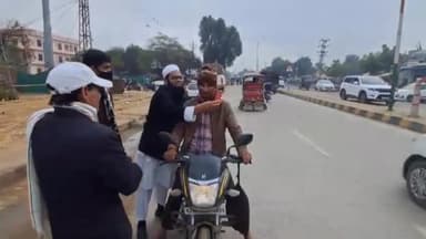 चूरू: इंसानियत एकता सेवा समिति ने चूरू में अनूठी पहल की, दुपहिया वाहन चालकों को चाईनीज मांझे से बचने के लिए वितरित किए मफलर