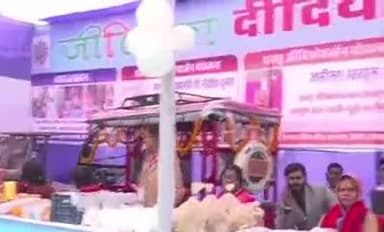 उजियारपुर: सीएम नीतीश कुमार की प्रगति यात्रा को लेकर उजियारपुर में जीविका दीदियों के द्वारा लगाया गया विशेष स्टॉल