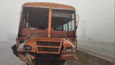 सिराथू: सैनी सब्जी मंडी के पास हाईवे पर पलटी पिकअप से यूपी रोडवेज की बस भिड़ी