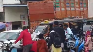 पूरनपुर: माधोटांडा रेलवे क्रॉसिंग पर स्कूटी में टक्कर लगने के बाद महिला ने चप्पल से युवक की पिटाई की, वीडियो वायरल