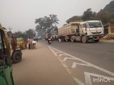 दाउदनगर: मखरा पुल के पास ट्रैक्टर और बाइक की टक्कर में बाइक सवार 1 युवक की हुई मौत व 1 युवक घायल, मुआवजे की मांग को लेकर सड़क जाम