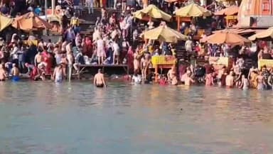 हरिद्वार: पौष पूर्णिमा के स्नान पर हर की पौड़ी पर श्रद्धालुओं की उमड़ी भीड़, सुबह से गंगा स्नान कर रहे श्रद्धालु