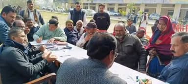 मुरादाबाद: सोमवार को कुंदरकी विधायक ने जनता दरबार में जनता की समस्याएं सुनीं