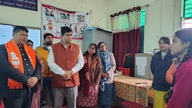 धौलपुर: केंद्रीय राज्य मंत्री राजभूषण ने आंगनवाड़ी नरपुरा में खीर खिलाकर 2 बच्चों का कराया अन्नप्राशन, कई जगहों का किया निरीक्षण