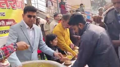 कर्वी: चित्रकूट के डीएम ने मकर संक्रांति के शुभ अवसर पर रामघाट पर श्रद्धालुओं को खिचड़ी का वितरण किया