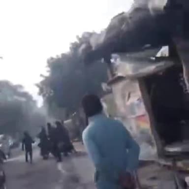 कानपुर: गुजैनी थाना क्षेत्र के गोल चौराहे पर दबंगों ने एक युवक को बीच सड़क पर बेल्टों से पीटा