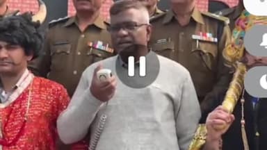 इंदौर: तिल संक्रांति को ट्रैफिक पुलिस ने नियम से वाहन चलाने वालों को पुलिस ने खिलाए तिल्ली के लड्डू