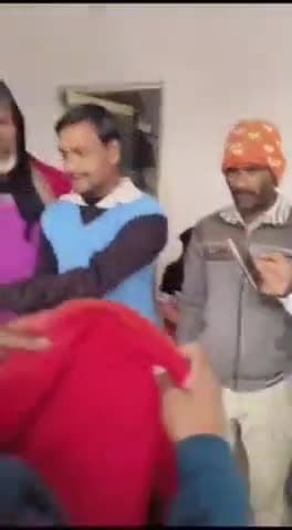 बीसलपुर: बिलसंडा नगर में मकर संक्रांति पर्व पर समाजसेवी ने गरीबों को वितरित किए कंबल और जैकेट