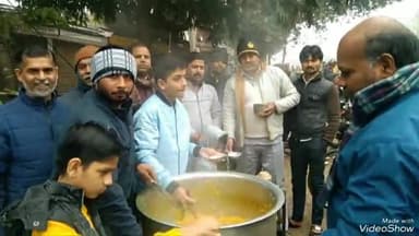 खबर औरैया से ब्लॉक गेट के समीप बालाजी स्वीट हाउस पर हुआ खिचड़ी भोज का आयोजन