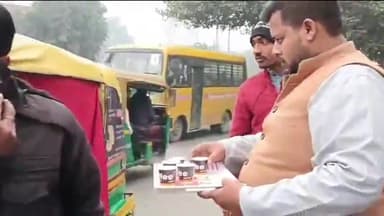 मुरादाबाद: मकर संक्रांति के मौके पर राष्ट्रीय बजरंग दल के कार्यकर्ताओं ने पीतल बस्ती बस अड्डे के पास लोगों को चाय का वितरण किया