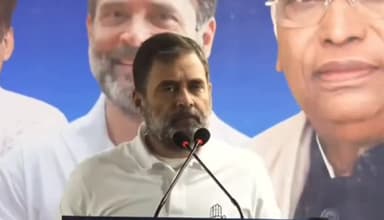 दिल्ली में राहुल जी ने कहा कि जैसे नरेंद्र मोदी जी वैसे ही केजरीवाल दोनों ही व्यक्ति झूठ बोलते हैं चौ वीरसिंह फौजी जिलाध्यक्ष