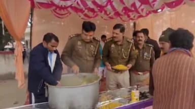 करनैलगंज: कटरा बाजार थाना पुलिस ने खिचड़ी भोज का आयोजन किया, सैकड़ों लोगों ने चखा खिचड़ी का प्रसाद