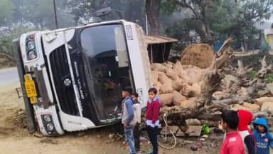 सिराथू: मध्य प्रदेश से नेपाल जा रहा एक ट्रक अनियंत्रित होकर गौराहार में पलटा, एक शख्स हुआ घायल